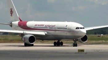 Avion Air Algérie sur la piste de l'aéroport.
