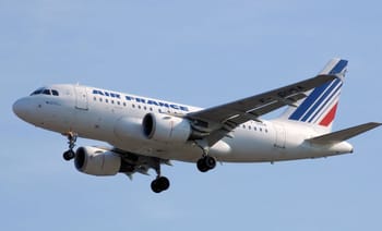 Avion Air France en vol, prêt à atterrir ou décoller vers l'Algérie.