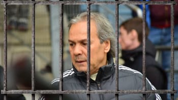 Rabah Madjer derrière des barreaux lors d'une audience judiciaire.