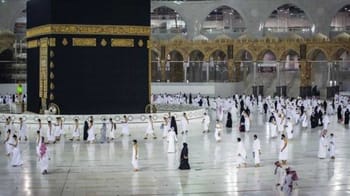 Pèlerins musulmans en prière autour de la Kaaba à La Mecque.
