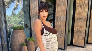 Nabilla Benattia montrant son ventre rond avec son bébé.