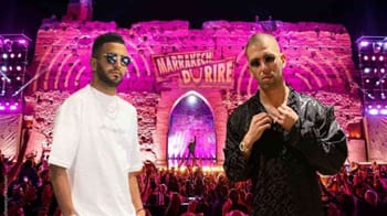 Mahrez et Slimani assistent au Marrakech du Rire, spectacle humoristique au Maroc.
