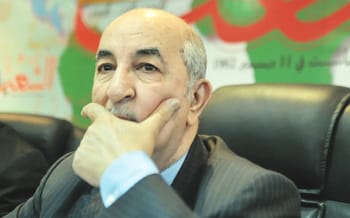 Homme pensif lors d'une réunion politique en Algérie.