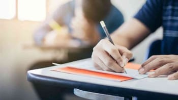 Étudiant en train de remplir une copie d'examen du Bac 2022 à Djelfa.
