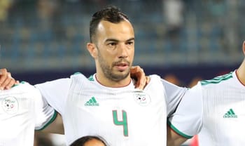 Djamel Benlamri lors d'un match de football avec l'Algérie.