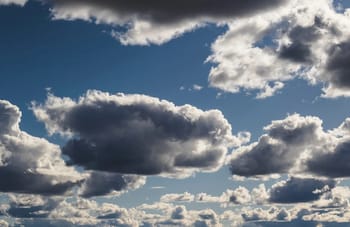 Ciel avec nuages sombres et éclaircies en Algérie.