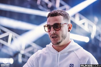 DJ Snake portant des lunettes de soleil lors d'un concert en Algérie.