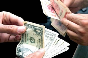Échange de billets de dollars et de dinars algériens en marché noir.