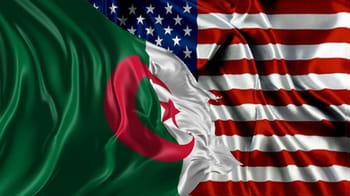 Drapeaux des États-Unis et d'Algérie côte à côte.