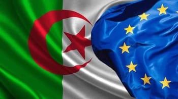 Drapeaux d'Algérie et de l'Union européenne côte à côte.