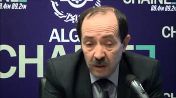 Homme en interview lors d'une émission sur la coupure d'électricité.