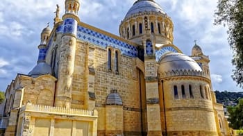 Vue de la basilique Notre-Dame d'Afrique à Alger, site historique emblématique.