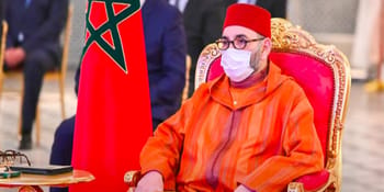 Le roi Mohamed VI portant un masque lors d'une réunion officielle.