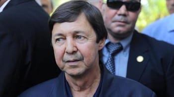 Said Bouteflika entouré de personnes lors d'une sortie publique.