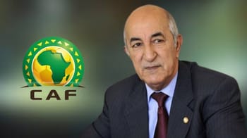Tebboune, président algérien, en costume lors d'une réunion officielle.