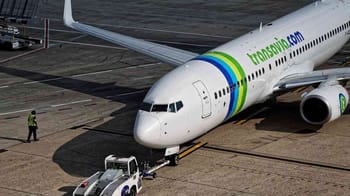 Avion Transavia prêt au départ à l'aéroport de Lyon.