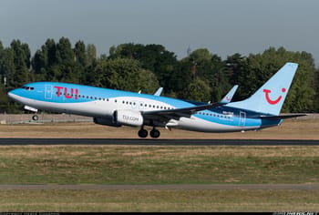 Avion TUI Fly en phase d'atterrissage sur la piste d'aéroport.