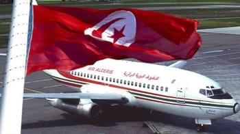 Avion d'Air Algérie avec drapeau tunisien en arrière-plan.