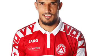 Idriss Saadi portant le maillot de CR Belouizdad.