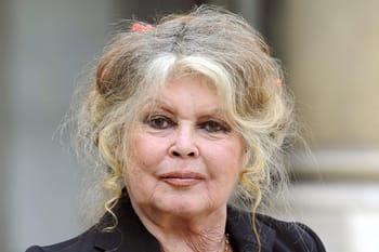 Brigitte Bardot, femme âgée avec cheveux gris, expression sérieuse.