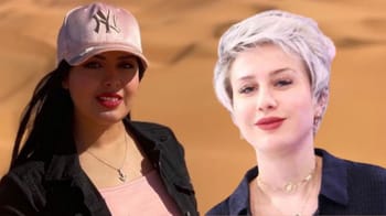 Rania Esmeralda et Houria Belguendouz lors d'une discussion.