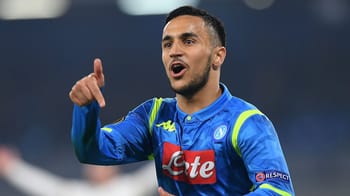 Footballeur Adam Ounas en pleine action sur le terrain.