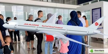 Groupe de passagers à l'aéroport attendant leur vol Air Algérie.
