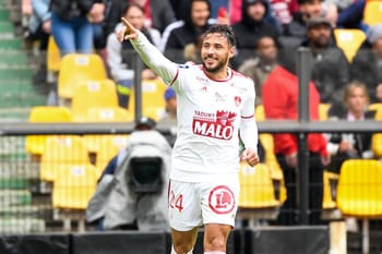 Joueur de Brest, Belaili, célèbre après un but lors d'un match.