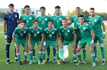 Groupe de jeunes joueurs de football algériens en uniforme vert.