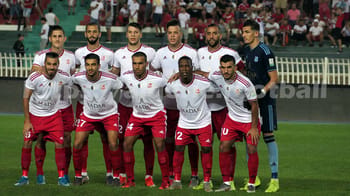 Groupe de joueurs du CR Belouizdad avant un match de football.