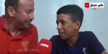 Jeune garçon exprimant des émotions lors d'une interview.