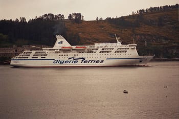 Ferry Algérie Ferries traversant la mer entre l'Algérie et l'Italie.