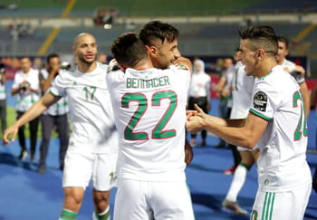 Équipe nationale d'Algérie célébrant une victoire en football.
