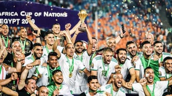 L'équipe algérienne célèbre leur victoire à la CAN en Égypte.