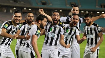 Groupe de joueurs d'ES Sétif célébrant une victoire.