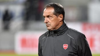 Faruk Hadzibegic, entraîneur du MC Alger, lors d'un match.