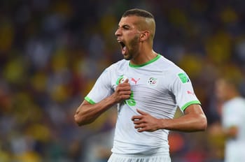 Joueur algérien Slimani célèbre sur le terrain.