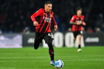 Ismaël Bennacer jouant pour l'AC Milan lors d'un match de football.