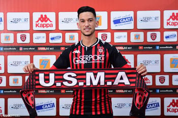 Khaled Bousseliou lors de sa signature avec l'USMA.