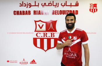 Jeune joueur de football en maillot du CR Belouizdad.