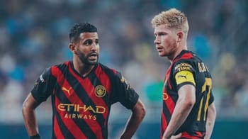 Mahrez et un coéquipier en action sur le terrain de football.