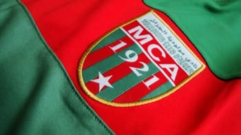 Veste du MC Alger avec logo, couleurs vert, rouge et blanc.