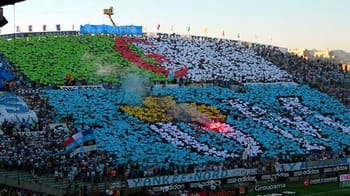 Supporters de l'OM créant une mosaïque colorée en Algérie.