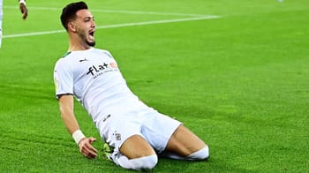 Ramy Bensebaïni célèbre un but sur le terrain de football.