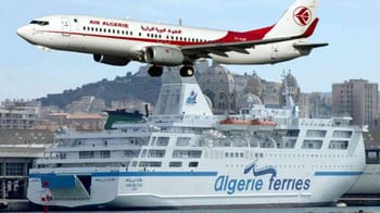 Ferry et avion d'Algérie en vol au-dessus de la ville.