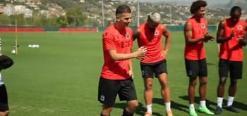 Joueurs de l'OGC Nice lors d'une séance d'entraînement en extérieur.