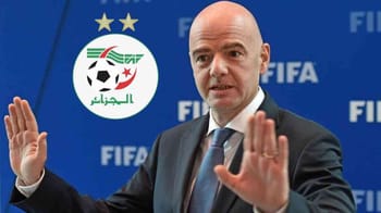 Le président de la FAF Zefizef lors d'une conférence de presse FIFA.