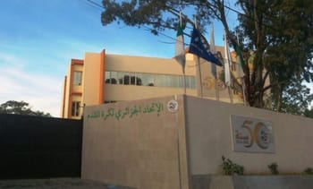 Bâtiment de la FAF avec drapeaux algérien et européen.