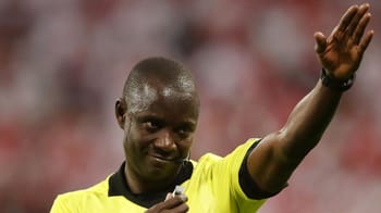 Arbitre de football en tenue jaune lors d'un match.