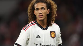 Joueur tunisien Mejbri en maillot Manchester United en pleine action.